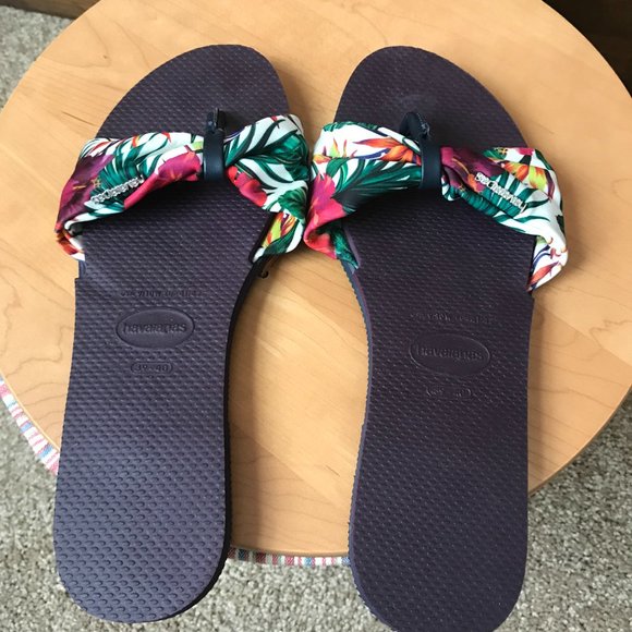 Havaianas White with Tropical Flowers Thong Sandals Size 9/10W - Picture 2 of 7